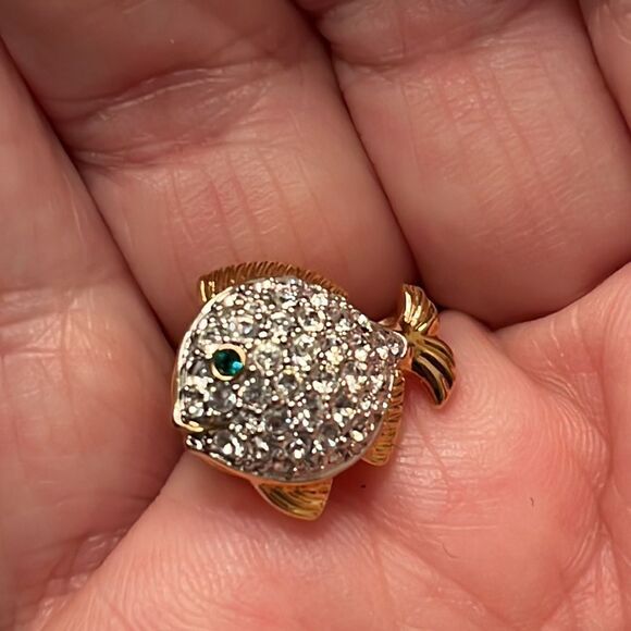 Swarovski Adorable Crystal Fish Pin with Blue Crystal eye ! - Picture 2 of 3